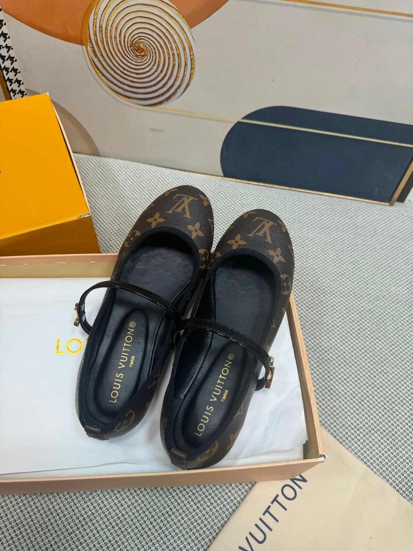 👟👟Ex-factory price 520🎃🎃 New LV shoes. Made of bleached Monogram denim canvas, these Helios sandals are eye-catching with natural leather trims. The model features refined gold details, such as the elegant rivets inspired by historic Louis Vuitton trunks and the buckle that adorns the ankle strap.  ♺Material: Denim ➕Cow leather ♺ Lining: Full sheepskin for foot pads ♺ Outsole: Genuine leather sole ♺Heel height 1.0cm ♺ Shoe size: 35-39 (34.40 41.42 customized, non-refundable)